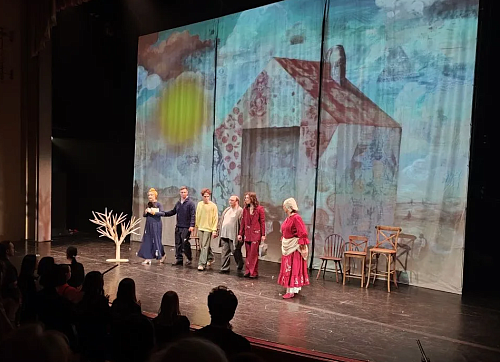 Смех и плач под вишневым деревом: в Тюмени показали спектакль о любви и смерти