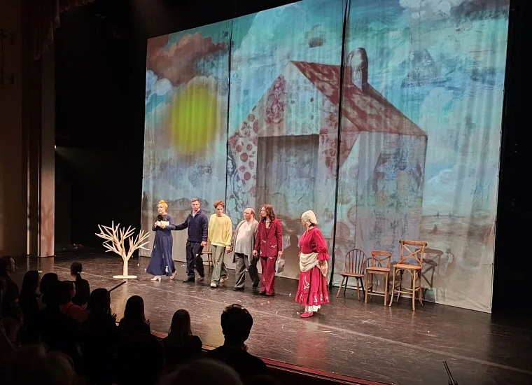 Смех и плач под вишневым деревом: в Тюмени показали спектакль о любви и смерти