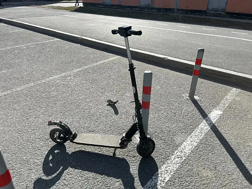 В Тюмени водитель сбил девочек на электросамокате и уехал