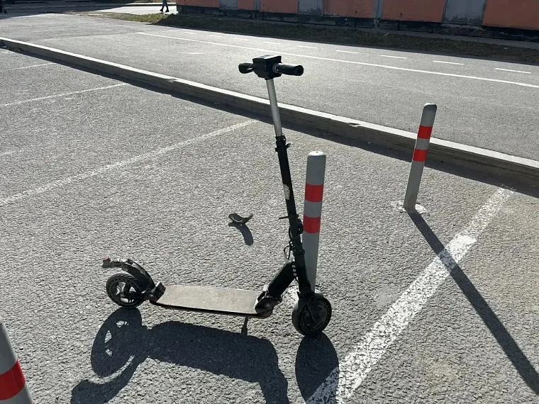 В Тюмени водитель сбил девочек на электросамокате и уехал