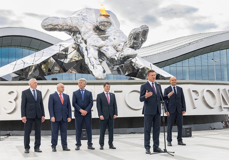 Заместитель председателя правительства РФ Александр Новак приветствует собравшихся на церемонии открытия монумента «Газ Уренгоя – Родине»