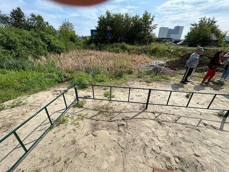 Расстояние от площадки до болота - четыре шага.