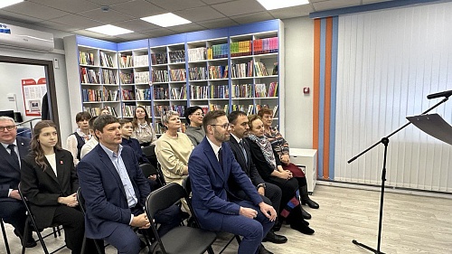 Молодежи в тюменском селе передали символический ключ от новой библиотеки