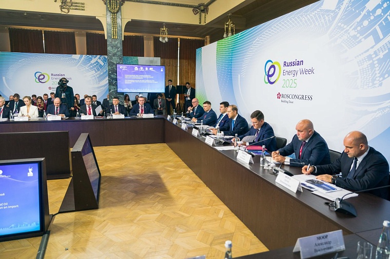 Александр Моор работает на Российской энергетической неделе в Москве