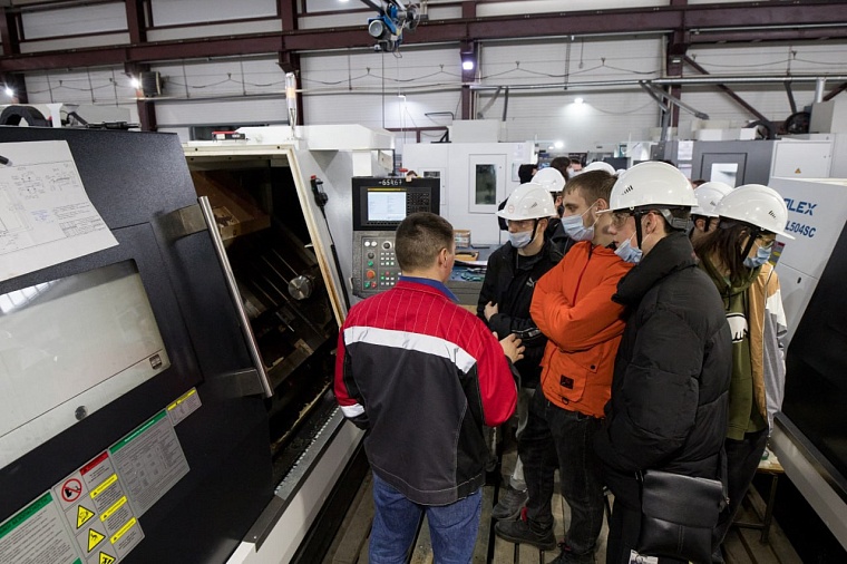 Будущие токари из колледжа познакомились с профессией на тюменском предприятии