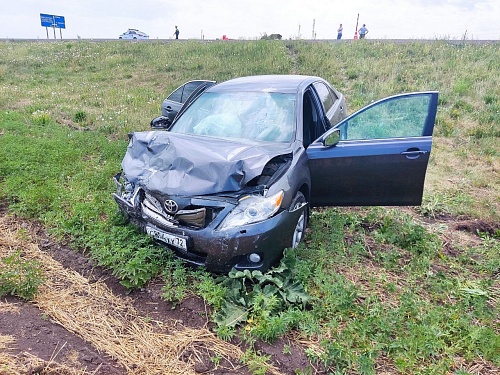 «Тойоты» разбросало по кюветам: в ДТП на трассе Тюмень - Омск погибли два человека