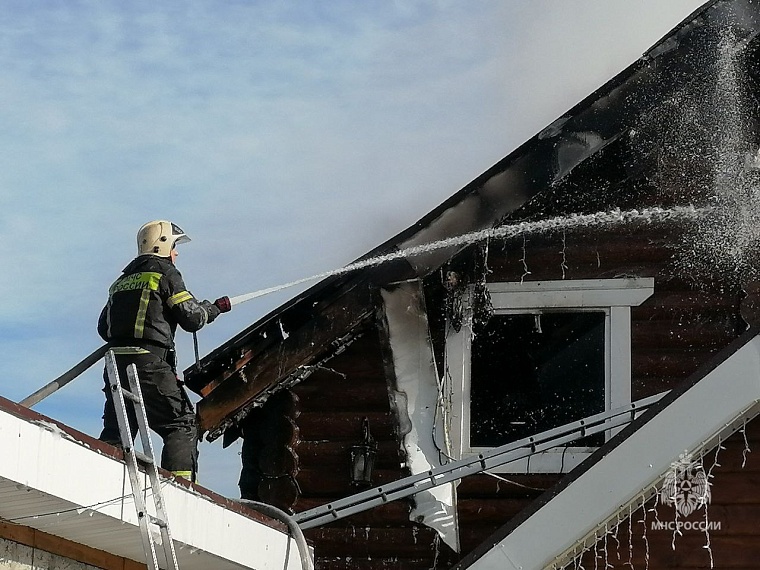 В Тюменском округе ликвидирован крупный пожар в жилом доме