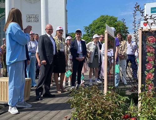Сергей Кириенко оценил цветочную экспозицию Тюменской области на ВДНХ