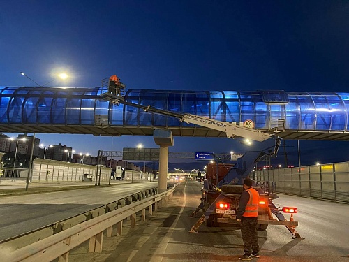 В Тюмени на 10 часов закроют два надземных пешеходных перехода