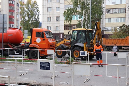 Проезд Заречный в Тюмени перекрыли из-за коммунальной аварии