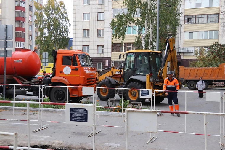 Проезд Заречный в Тюмени перекрыли из-за коммунальной аварии