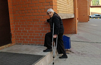 Жилье с барьером: из-за отсутствия ступени тюменская пенсионерка с трудом заходит в подъезд