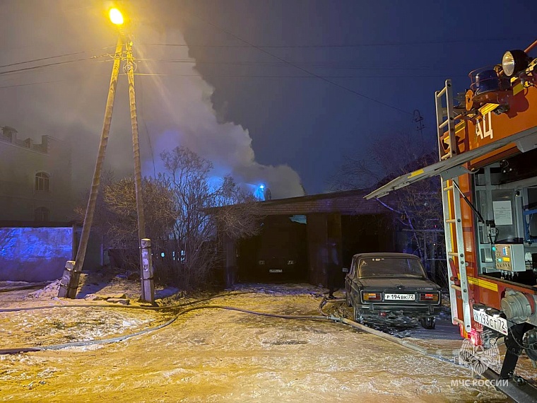 В Тюмени при пожаре на улице Совхозной погибли два человека