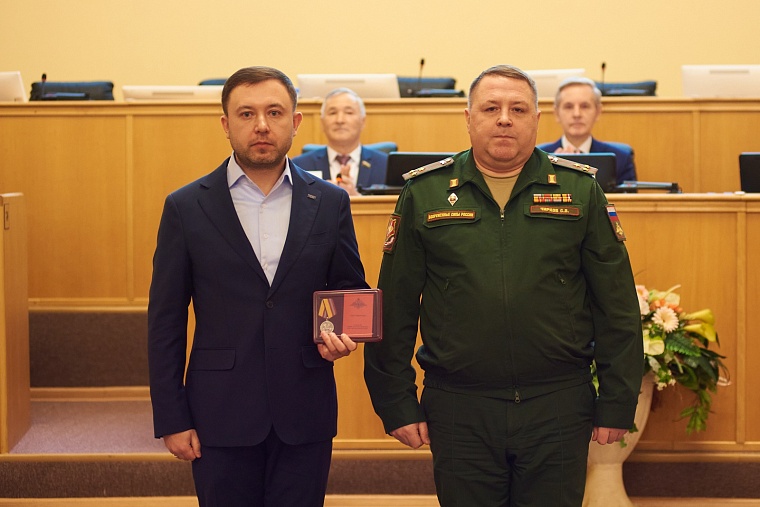 Тюменским единороссам вручили награды Министерства обороны России