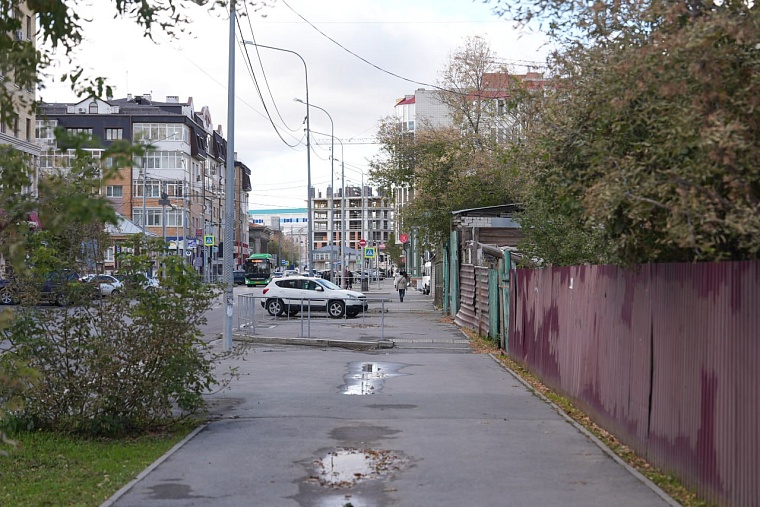 В границах улиц Комсомольской и Осипенко в Тюмени появятся новые парковочные места