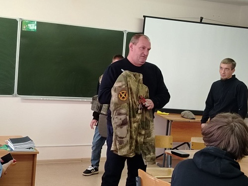 Участники "Боевого кадрового резерва" провели урок мужества для студентов омутинского колледжа