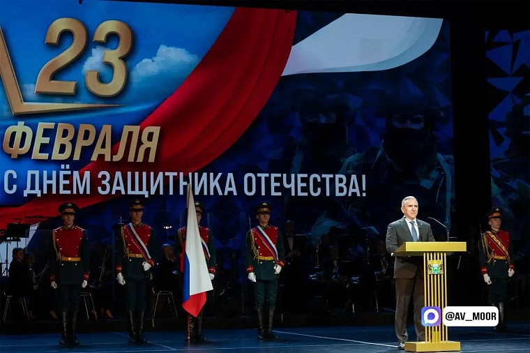 Александр Моор вручил памятные знаки семьям участников СВО