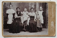 Ирина Котельникова (слева) с детьми и сестрой Нюрой, 1910 год. Фото из архива Л. Кочневой