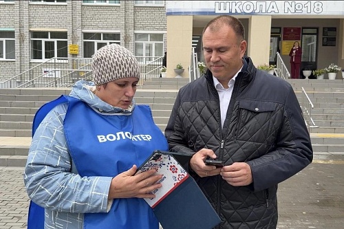 Пётр Вагин на викторине «Знай свой край!» свой подарок презентовал бабушке