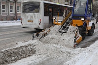 Для уборки снега в Тюмени задействовали мотощетки