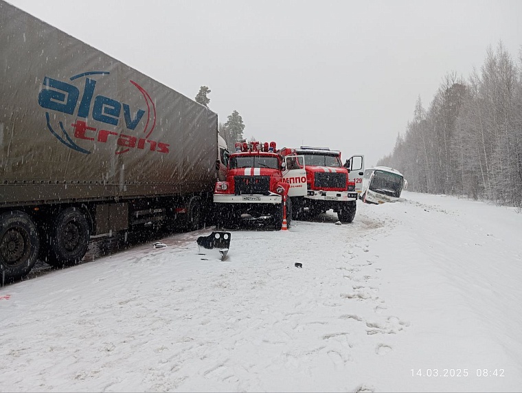 Двойное ДТП: на трассе под Тобольском фура снесла машины МЧС и ГАИ