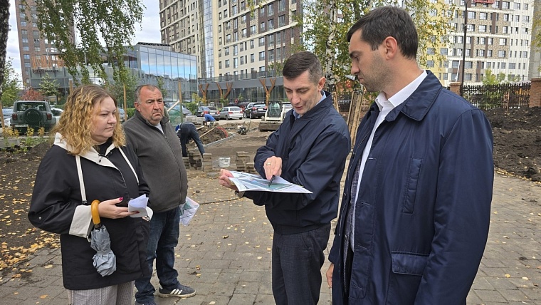 В Тюмени представители управы выявили недостатки в благоустройстве сквера Машарова