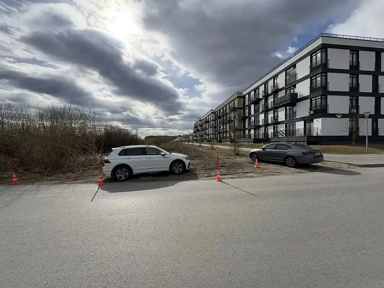 В Тюмени пенсионер сбил школьника, когда искал в салоне телефон