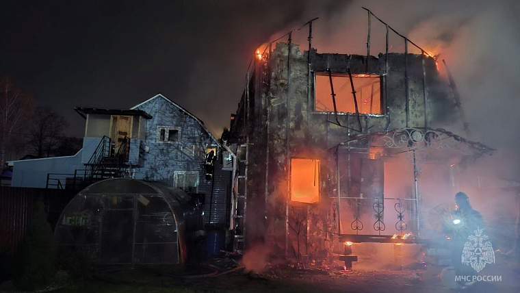 На Депутатской в Тюмени горел частный дом с хозпостройкой
