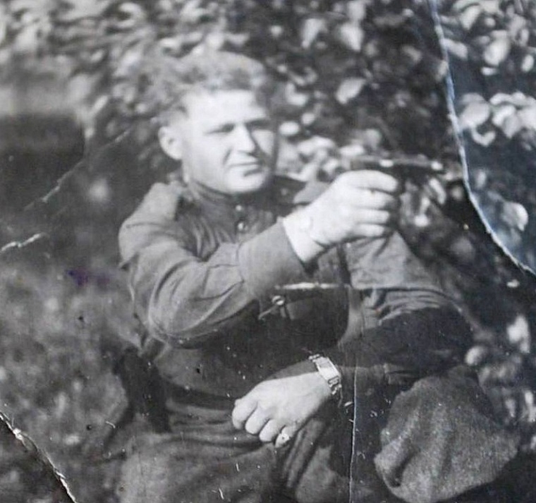 Александр Моор вручил юбилейную медаль участнику битвы за Берлин Ивану Матвеевичу Пояркову