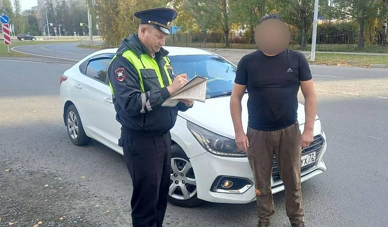 Сотрудники ГАИ во время рейда в Тюмени задержали таксиста-нелегала