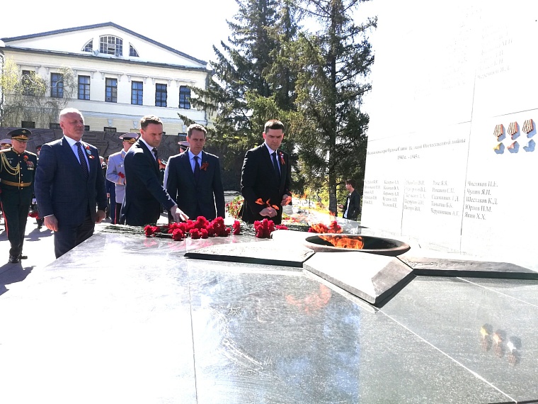 В Тюмени возложили цветы к Вечному огню