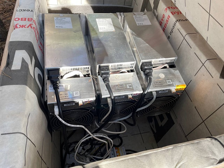 Тюменские энергетики обнаружили в лесу мобильную майнинг-ферму