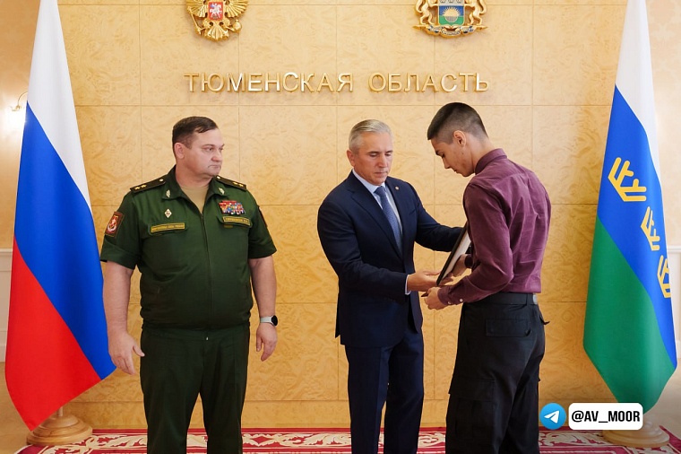 Александр Моор вручил  Золотую Звезду Героя России семье военнослужащего  Альберта Тяна