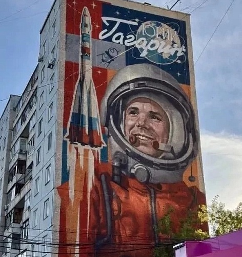 В Красноярске появился мурал с изображением Юрия Гагарина
