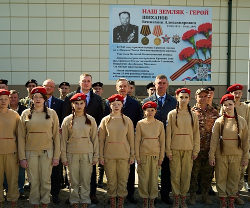 Баннер в рамках проекта "Лица Героев" открыли на фасаде школы в Нижней Тавде