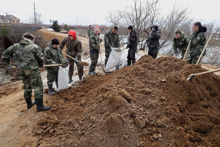 Больше ста волонтеров работают на укреплении дамбы в Ишимском и Казанском районах