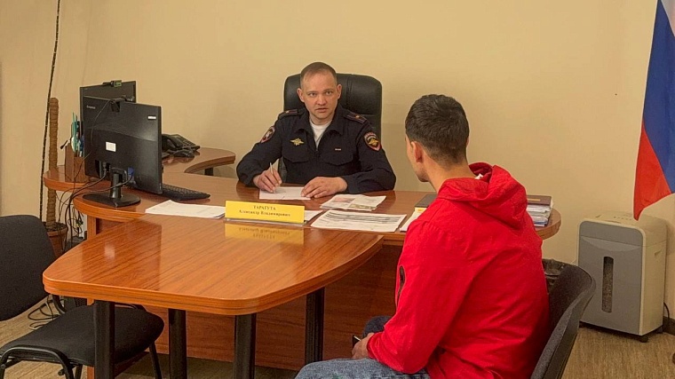 В Тюмени мигрант проехал на машине по Дзержинского, объезжая пробку