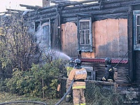 В Тобольске два человека погибли во время пожара в деревянном доме