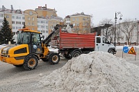 Для уборки снега в Тюмени задействовали мотощетки