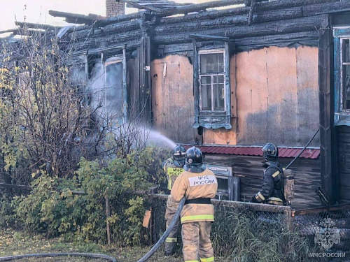 В Тобольске два человека погибли во время пожара в деревянном доме