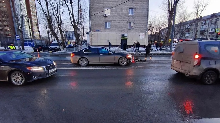 В Тюмени 11-летний велосипедист попал под машину, выехав с тротуара на дорогу