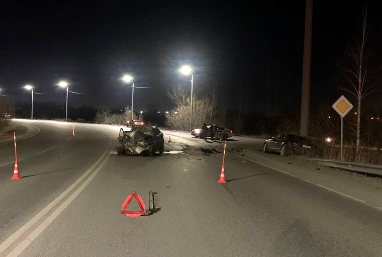 В Тюмени пьяный водитель "Мерседеса" устроил аварию с двумя пострадавшими