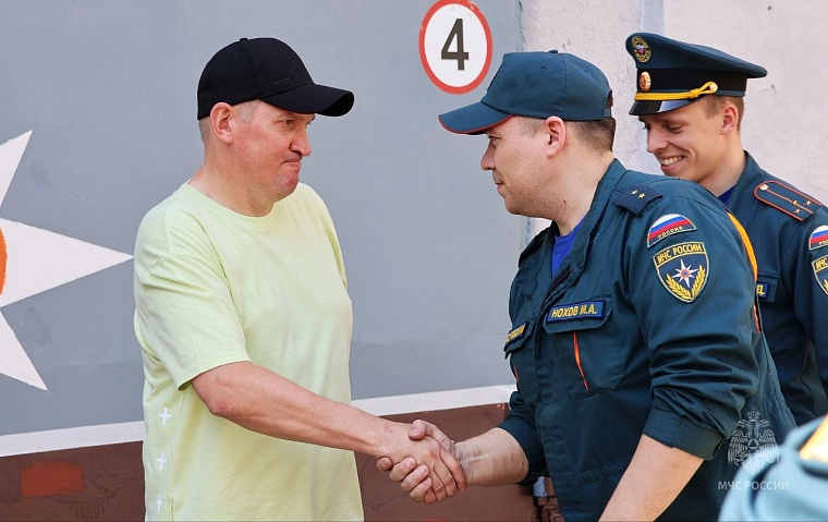 Реальные пожарные: киноактер Игорь Ознобихин побывал в гостях в тюменском управлении МЧС