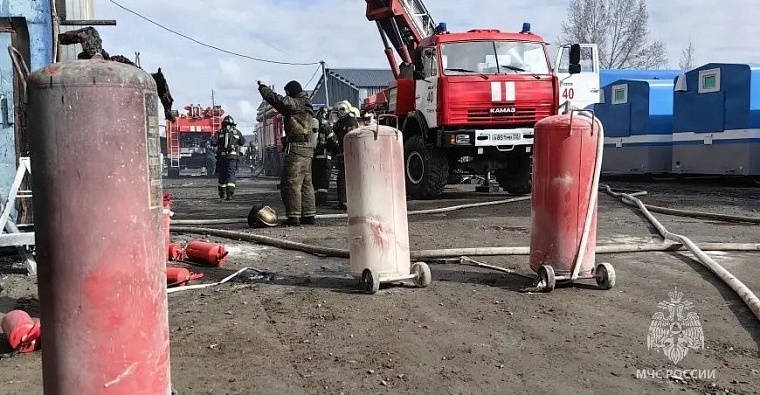 В Тюмени тушат пожар в производственном здании на улице Мелиораторов