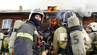 Учения с огоньком: тюменские пожарные подожгли барак для тренировки