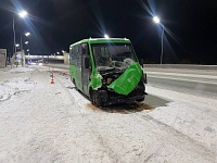 В Тюмени пьяный водитель маршрутки врезался в грузовик