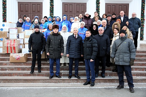 Депутаты облдумы отправили гуманитарный груз в зону СВО с новогодними подарками для бойцов