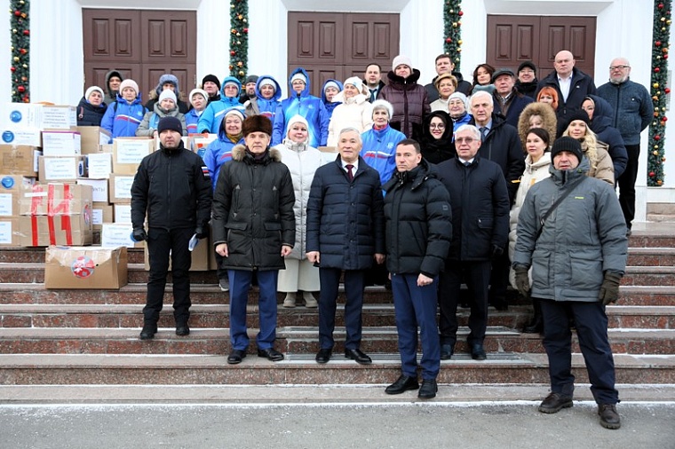 Депутаты облдумы отправили гуманитарный груз в зону СВО с новогодними подарками для бойцов