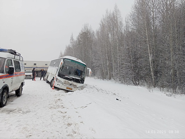 Двойное ДТП: на трассе под Тобольском фура снесла машины МЧС и ГАИ
