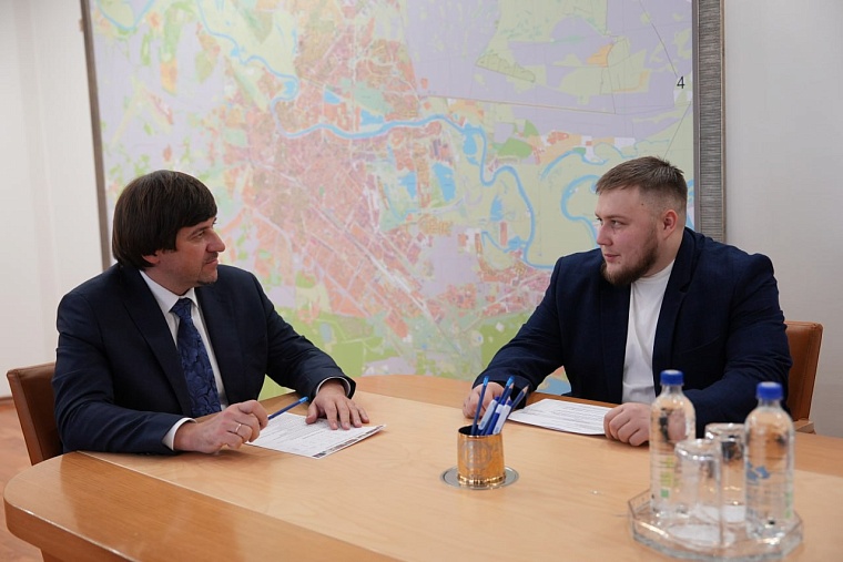 Максим Афанасьев пригласил участника "Боевого кадрового резерва" в рабочую поездку по объектам благоустройства